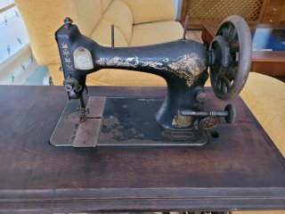 Maquina de coser Singer antigua con mesa