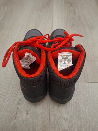 Botas montaña niña grises y rojas