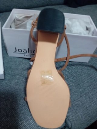 Sandalias Marrones con Detalle Dorado