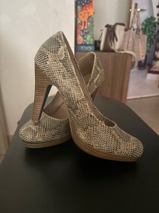 Zapatos de tacón s.Oliver beige y verde