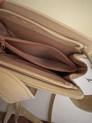 Mochila beige con logo metálico
