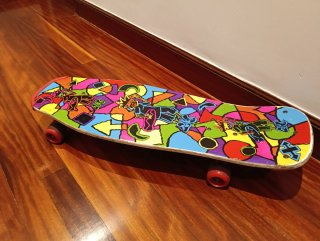 Skate de madera con diseño colorido