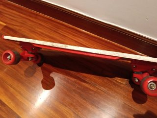 Skate de madera con diseño colorido