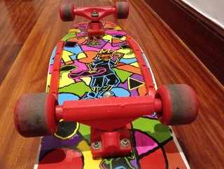 Skate de madera con diseño colorido