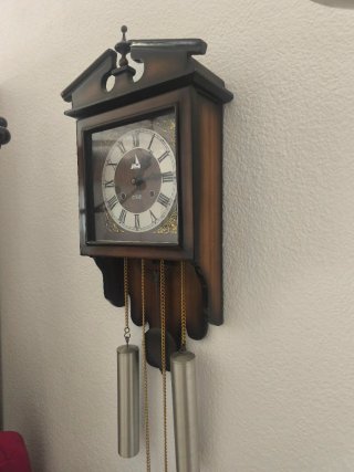 Reloj de péndulo antiguo de madera
