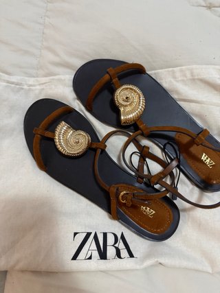 Sandalias Zara planas marrón y doradas