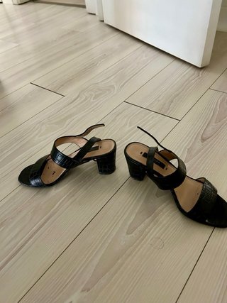 Sandalias negras tacón