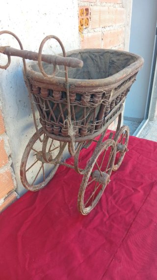 Macetero antiguo de mimbre y metal