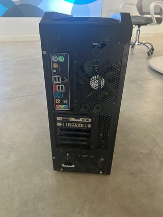 Torre PC Negra + 2 pantallas + teclado