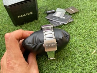 Reloj Police plateado y blanco sin pila