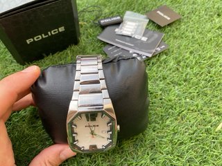 Reloj Police plateado y blanco sin pila