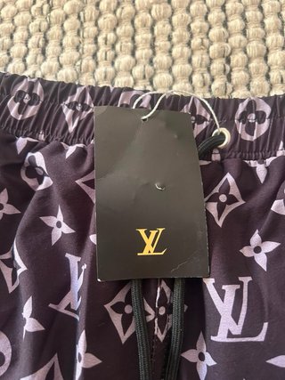 Costume LV nero trattabile VESTE MOLTO PIU PICCOLO