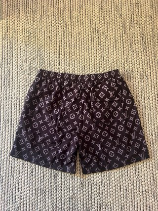 Costume LV nero trattabile VESTE MOLTO PIU PICCOLO