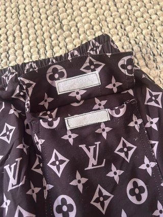 Costume LV nero trattabile VESTE MOLTO PIU PICCOLO