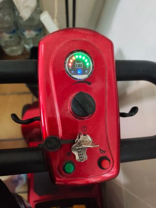 Silla de ruedas eléctrica roja