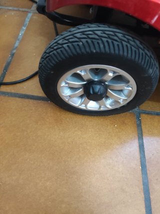 Silla de ruedas eléctrica roja