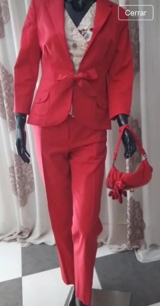 Traje rojo Tintoretto con top estampado