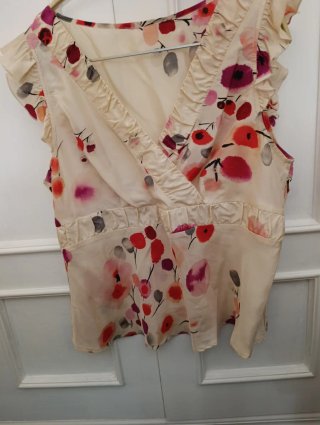 Traje rojo Tintoretto con top estampado