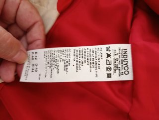 Traje rojo Tintoretto con top estampado