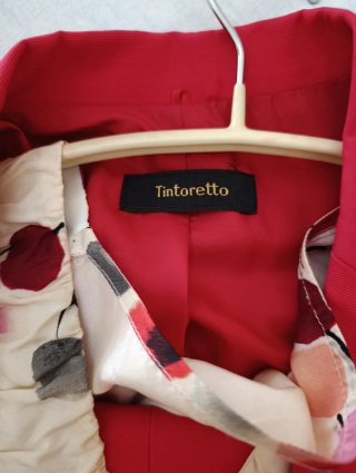 Traje rojo Tintoretto con top estampado