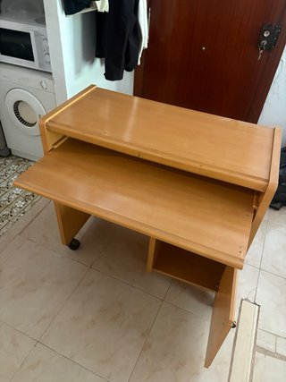 Escritorio para ordenador con ruedas