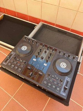 Controlador DJ Traktor Kontrol S2 + Maleta