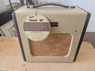 Amplificador Fender Champion 600 Beige/Marrón