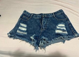 Pantalones cortos vaqueros rotos