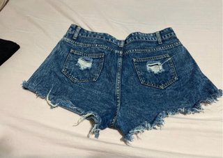Pantalones cortos vaqueros rotos