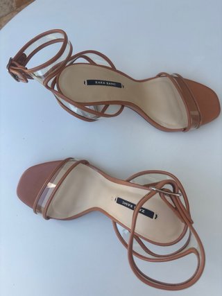 Sandalias Zara Basic tacón vinilo marrón