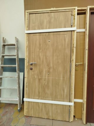 Puerta exterior madera metálica