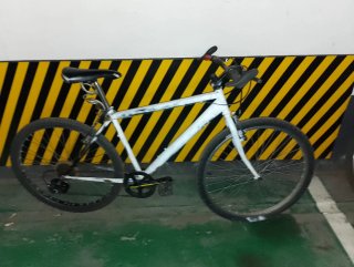 Bicicleta blanca de segunda mano