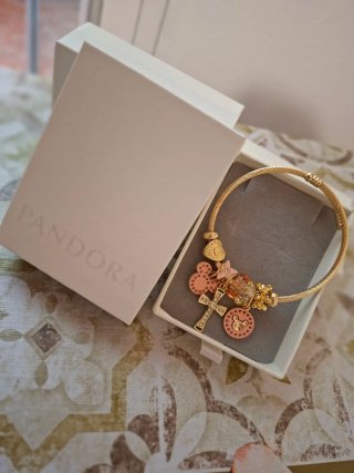 Pulsera Pandora Dorada con Charms Rosas