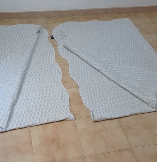 Juego de sábanas gris y blanco