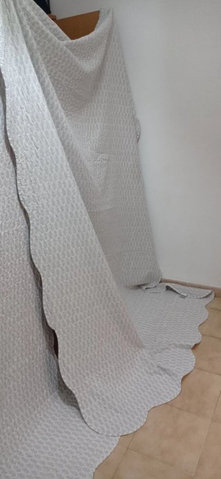 Juego de sábanas gris y blanco