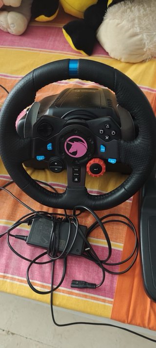 Volante Logitech PS4/PS5 con Pedales y Palanca