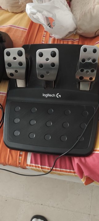 Volante Logitech PS4/PS5 con Pedales y Palanca