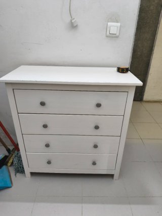 Cómoda blanca de madera