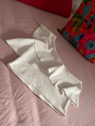 Top blanco con volantes