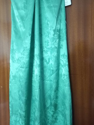 Vestido largo verde satinado