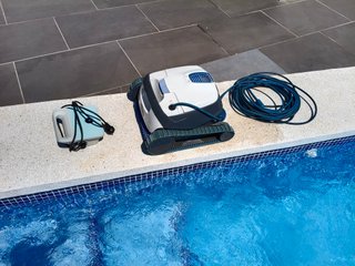 Robot Limpiafondos Piscina Suelo y Paredes