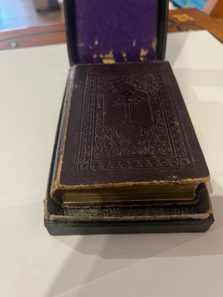 es una edición antigua titulada "Oficio de la sema