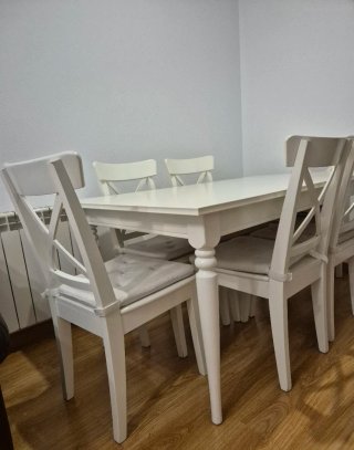 Mesa blanca extensible 1×55 - 2.15 m y 7 sillas