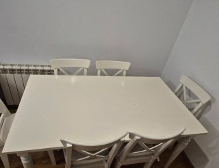 Mesa blanca extensible 1×55 - 2.15 m y 7 sillas