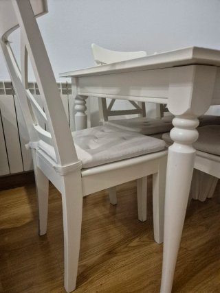 Mesa blanca extensible 1×55 - 2.15 m y 7 sillas