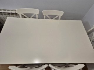 Mesa blanca extensible 1×55 - 2.15 m y 7 sillas