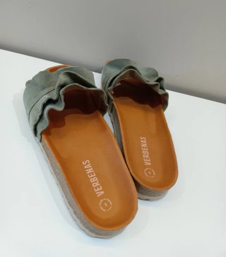 Sandalias VERBENAS verdes con volantes