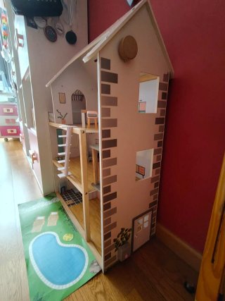 Casa de muñecas con accesorios