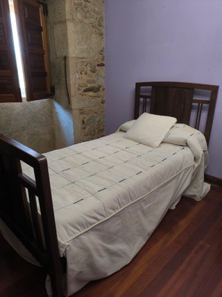 Cama individual antigua de madera