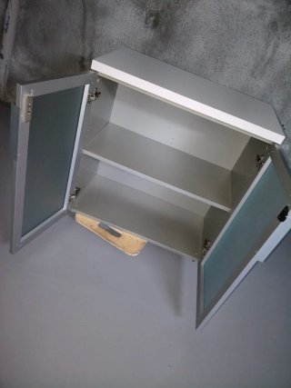 Armario moderno con puertas de cristal